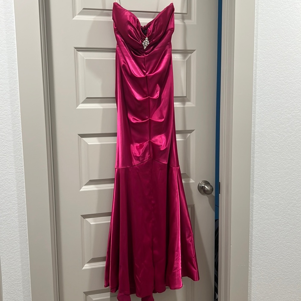 Xscape by Joanna Chen Fuchsia Long Gown! 💘